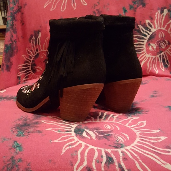 Boots - Picture 3 of 3